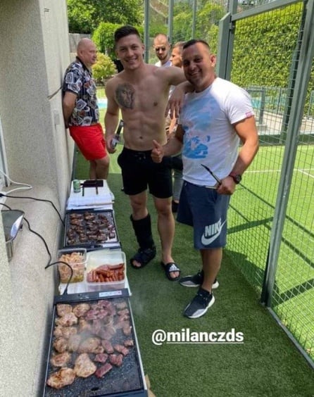 Luka Jovic, con la férula puesta, haciendo una barbacoa