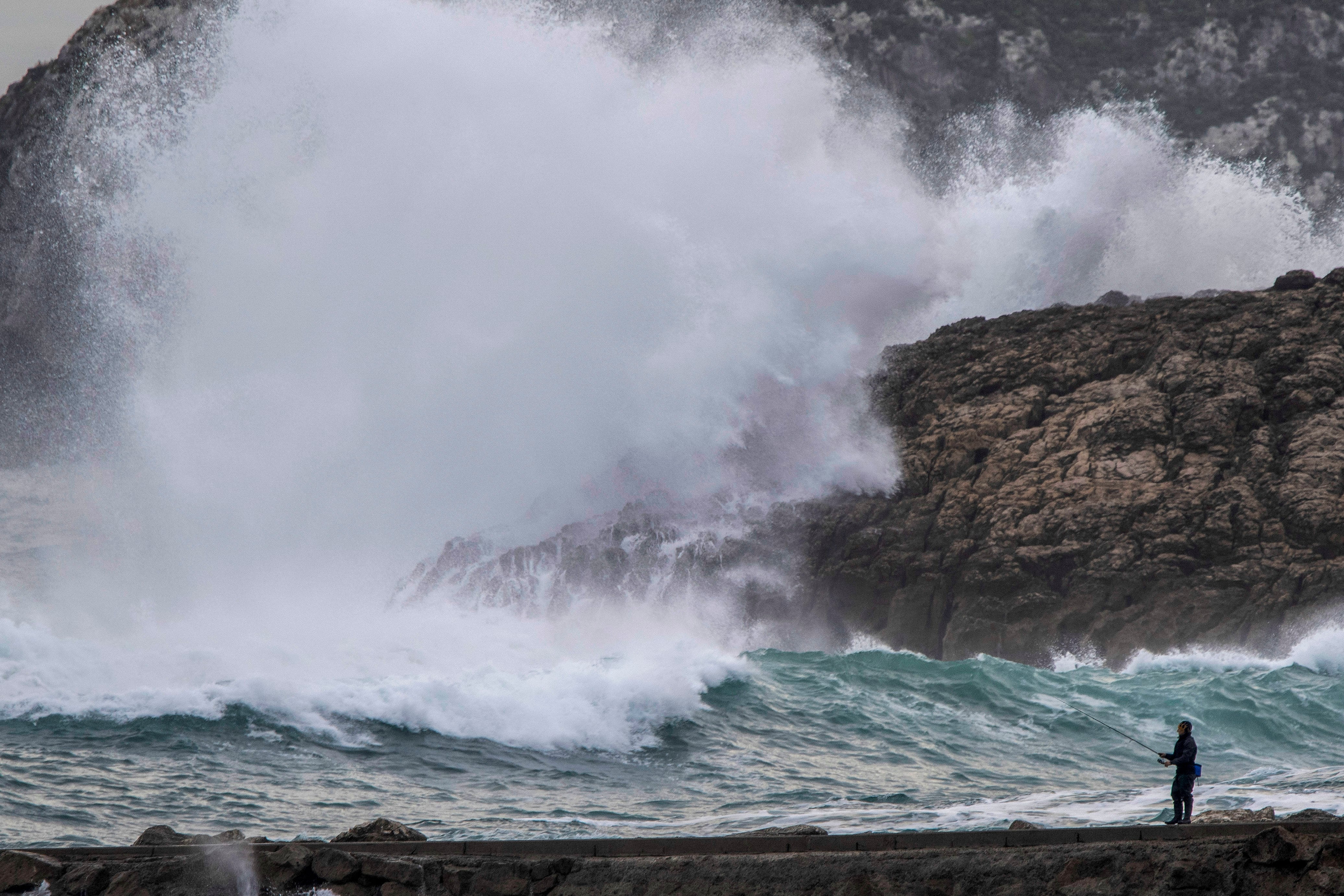 SUANCES (CANTABRIA), 21/11/2024.-Un hombre pesca este jueves en la localidad cántabra de Suances, cuya comunidad se encuentra en alerta por fenómenos costeros adversos por la borrasca &quot;Caetano&quot;. El paso de la borrasca Caetano, la tercera de gran impacto de esta temporada, pone hoy en alerta a catorce comunidades autónomas, cinco de ellas en un nivel &quot;naranja&quot; (riesgo importante), debido sobre todo al fuerte viento que va a soplar y al intenso temporal marítimo, con olas de hasta 5 metros en el Cantábrico.- EFE/ Pedro Puente Hoyos
