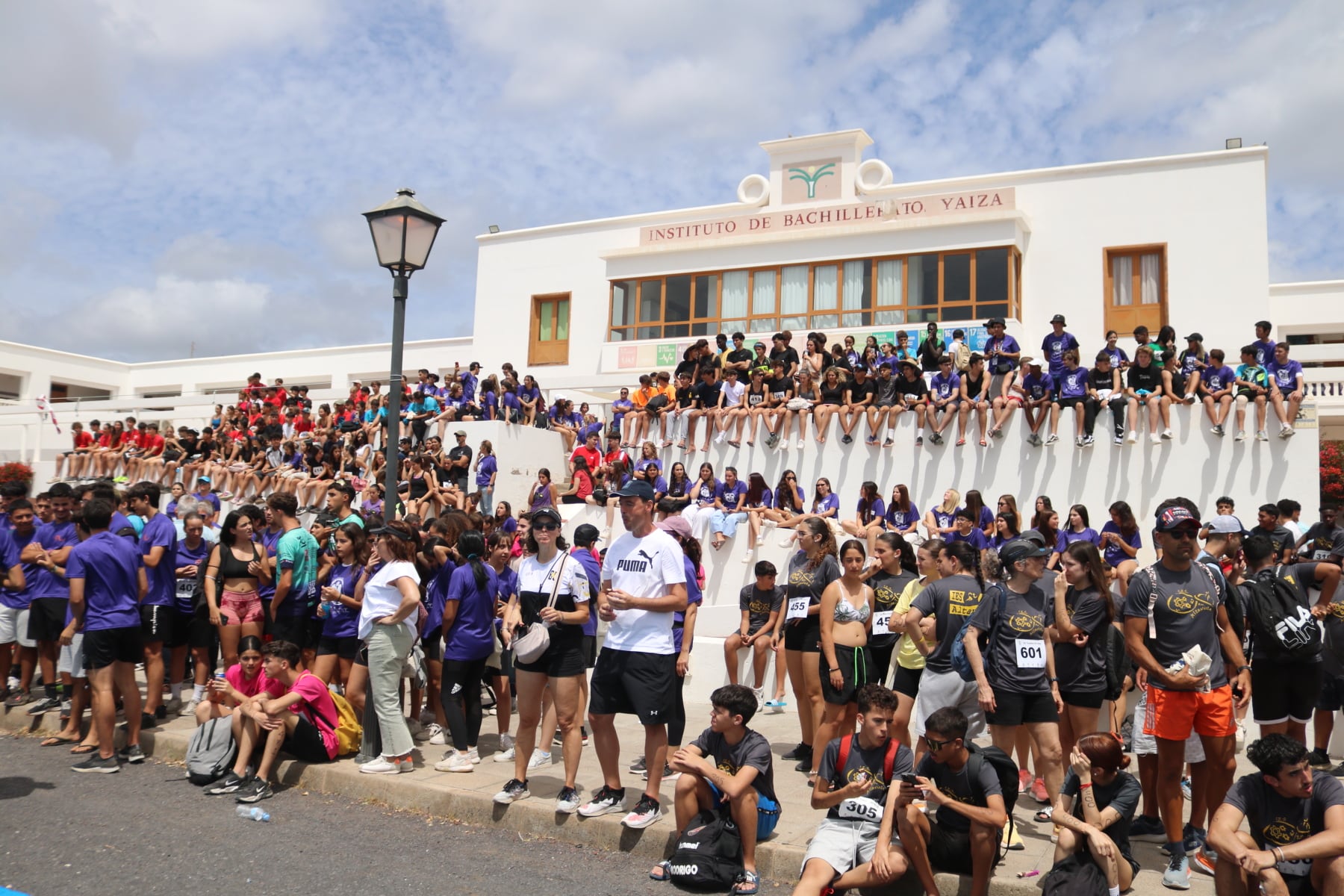 Alumnos y profesores en la puerta del IES Yaiza.