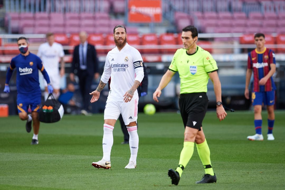 Martínez Munuera, durante el Clásico. 