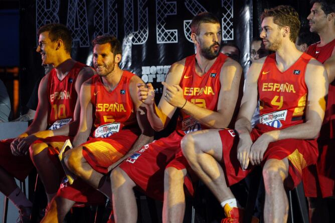 Los jugadores de la Selección posan con la camiseta