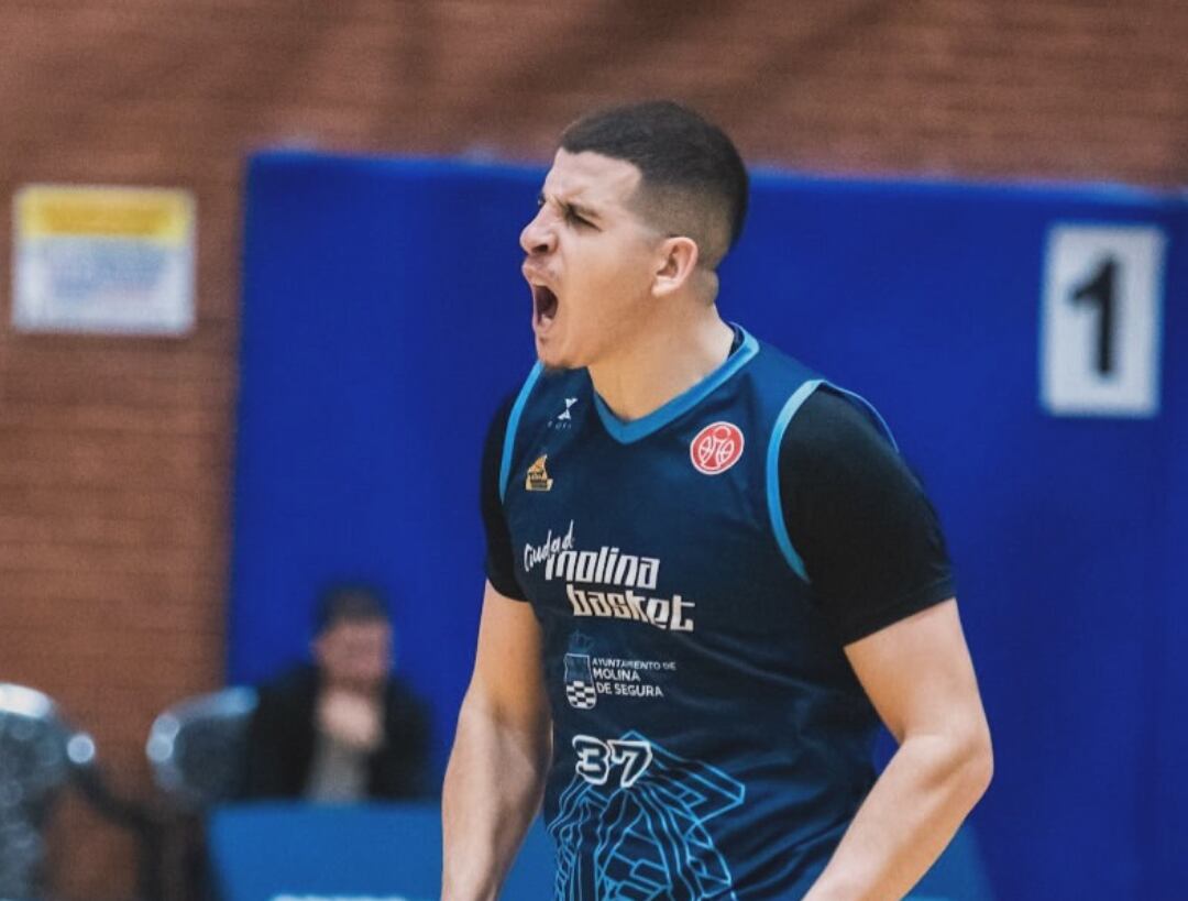 Carlos Toledo celebra una canasta