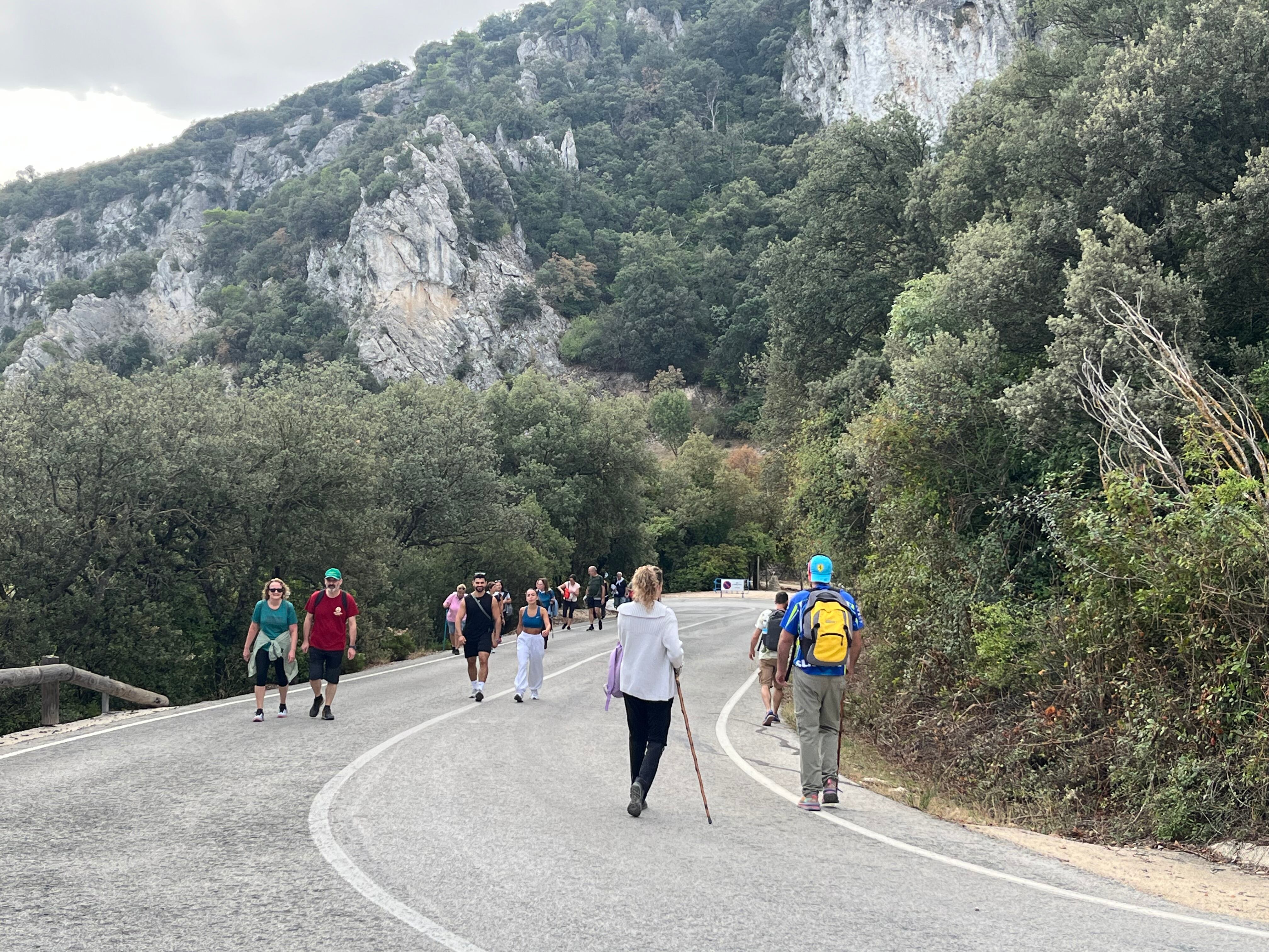 Alcoyanos y alcoyanas subiendo andando hasta el Santuario de la Font Roja durante la Romería de este 22 de septiembre.