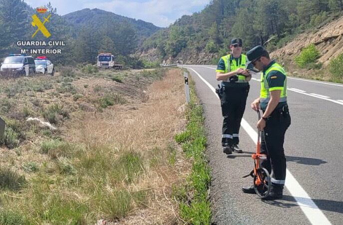 El equipo de atestados, comprobando tras el accidente