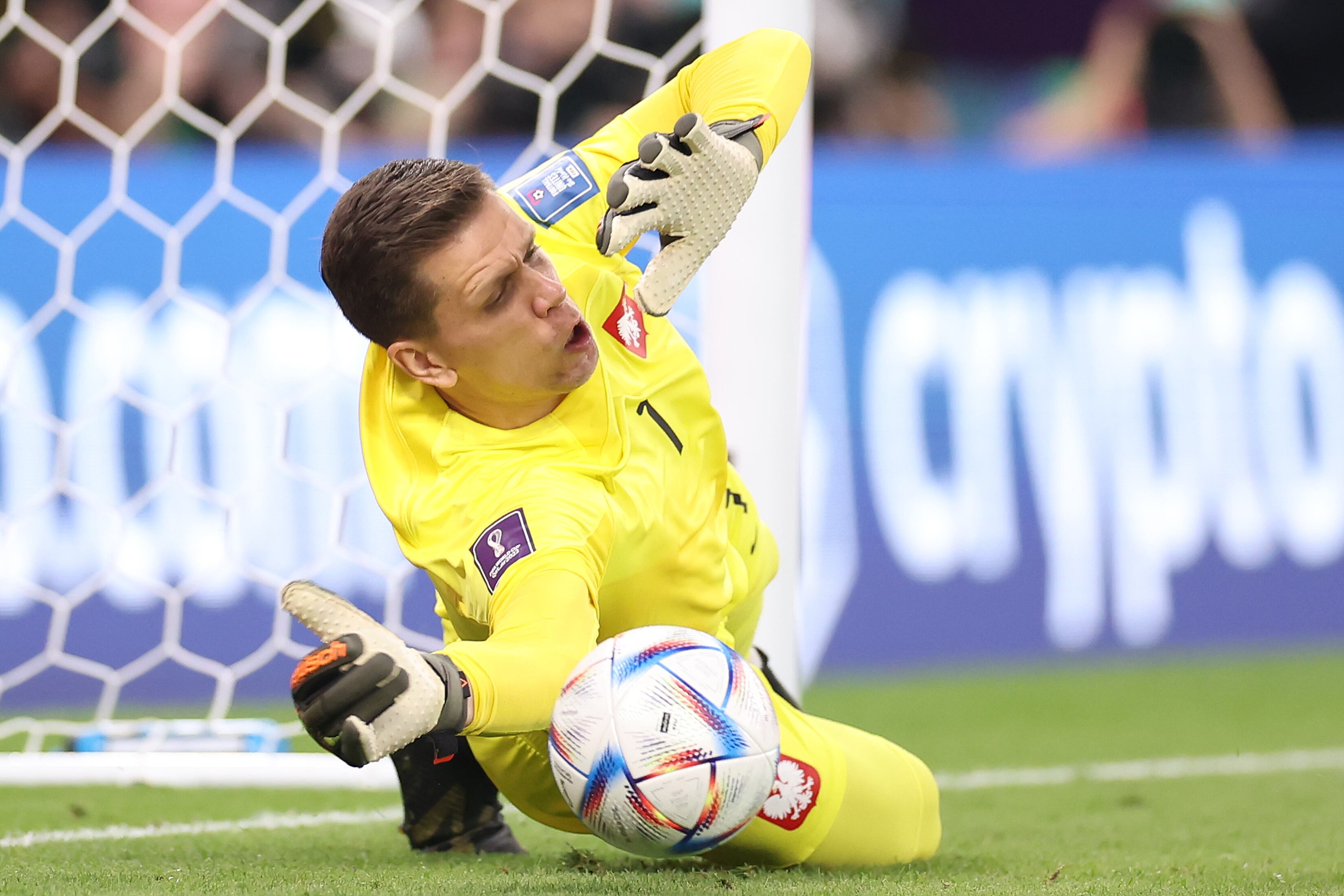 Wojciech Szczesny para un penalti durante el Mundial de Qatar