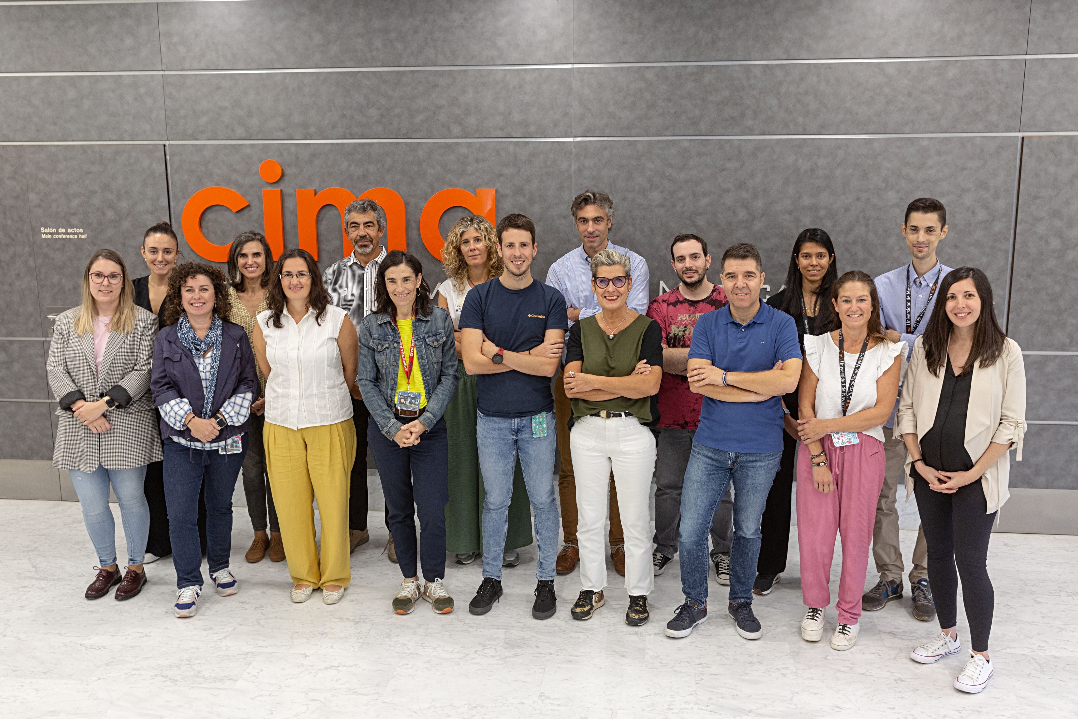 Iker Ausejo-Mauleon y Marta Alonso (en el centro) junto con los profesionales del Cima y de la Clínica Universidad de Navarra que han participado en el trabajo