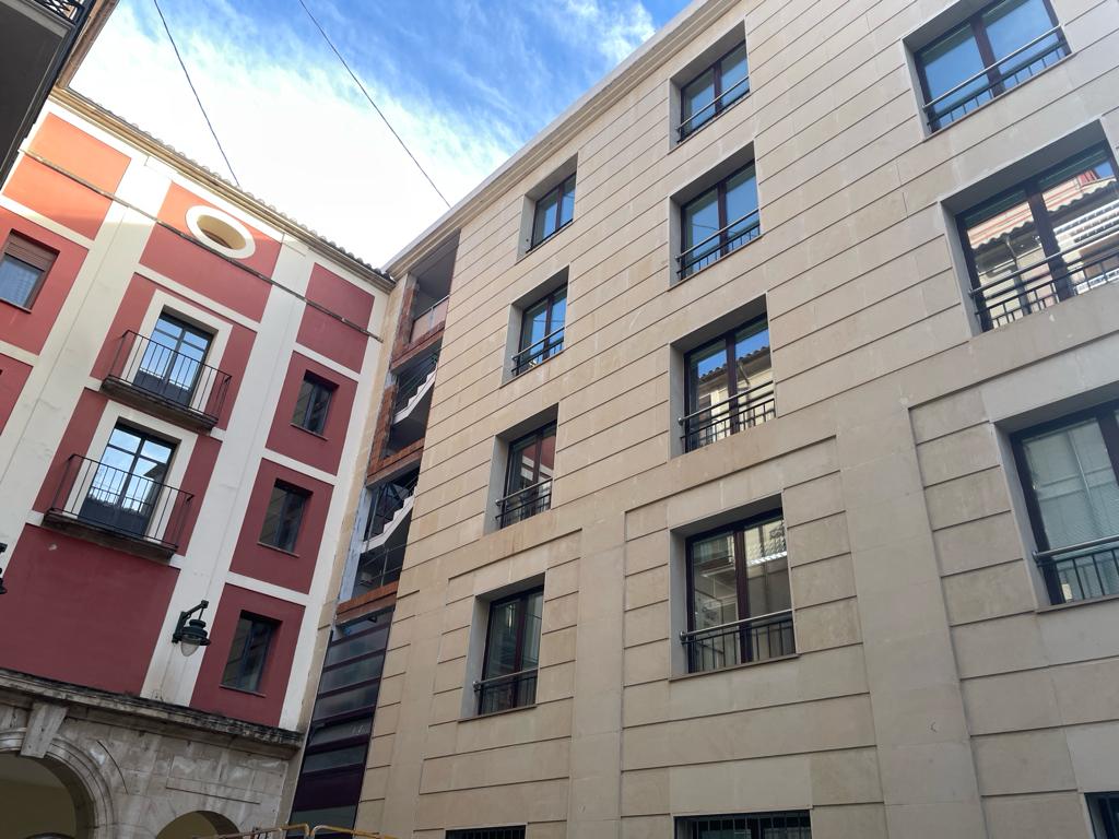 Las obras han comenzado por la fachada del edificio administrativo del pasaje de San Lorenzo.