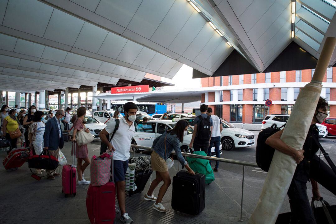 Cientos de personas regresan de sus vacaciones en la estación de Atocha de Madrid