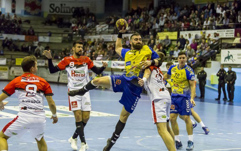 Lucas Moscariello será el único pivote con el que cuente el cuadro amarillo tras la marcha de Lorasque.