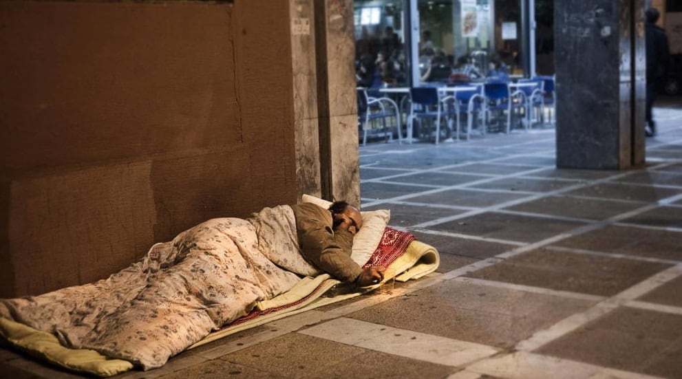 Persona sin hogar durmiendo en la calle.