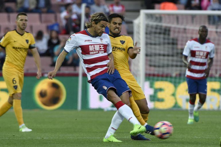 Rene Khrin pelea un balón con Recio