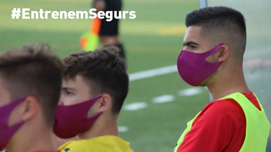 Futbolistas con mascarilla
