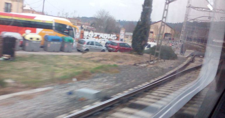 Quan passa el tren, cotxes i busos fan cua.