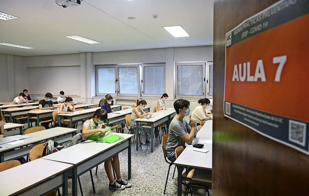 Alumnos realizando la prueba de la EBAU.