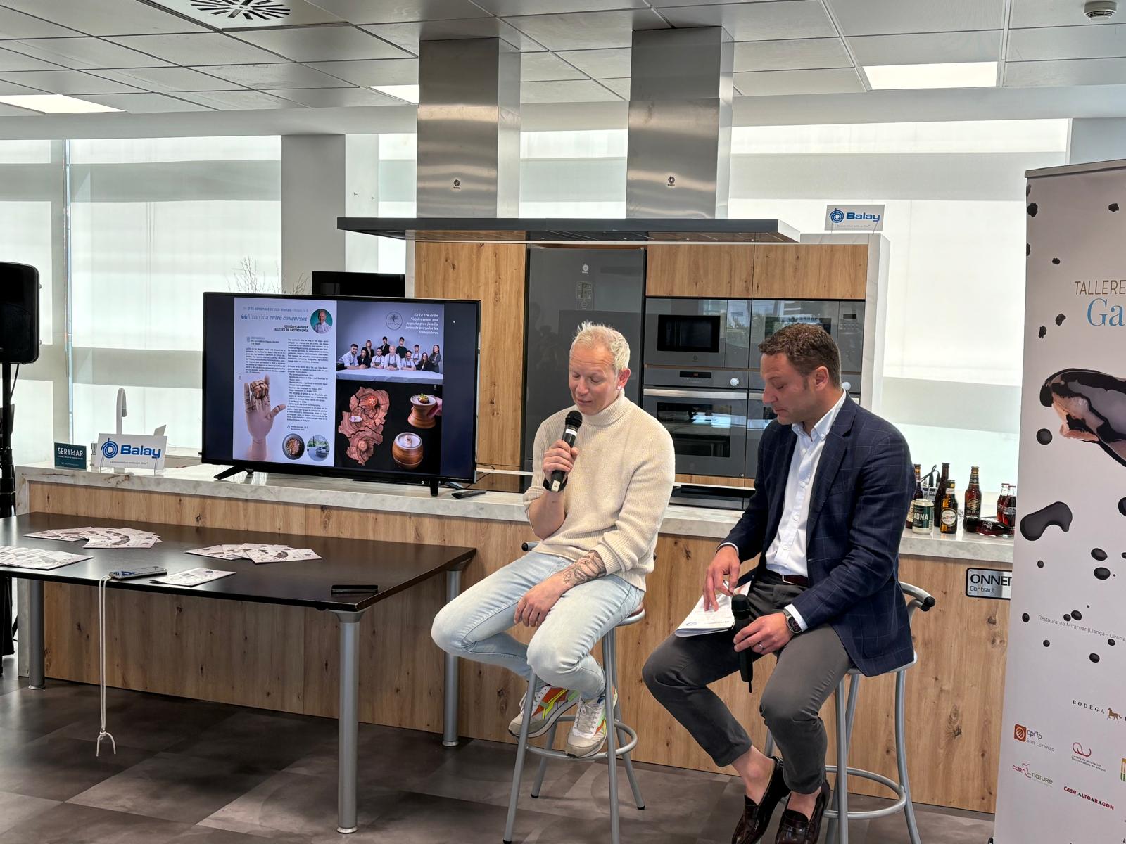 Toño Rodríguez, de la Era de los Nogales, junto a Javier Mas, explicando su comida-clausura de los talleres de gastronomía