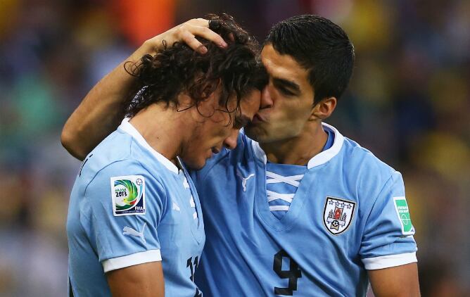 Cavani y Suárez celebran un gol con Uruguay