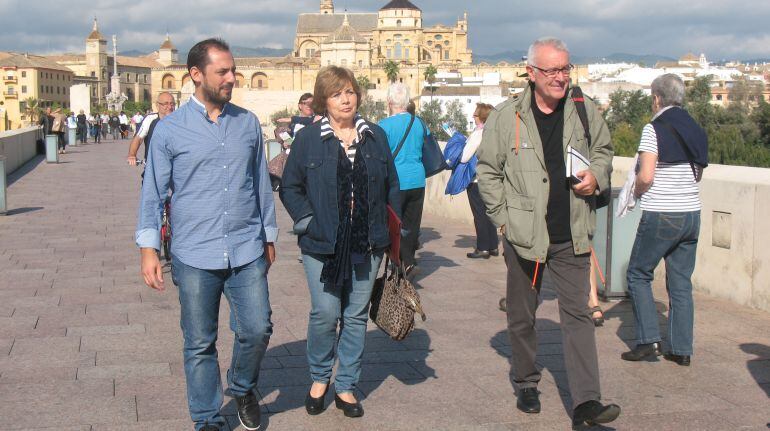 Antonia Parrado, pasea por el puente Romano de Córdoba