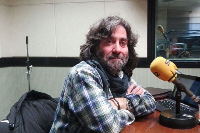 El sacerdote Teo Nieto en los estudios de Radio Zamora