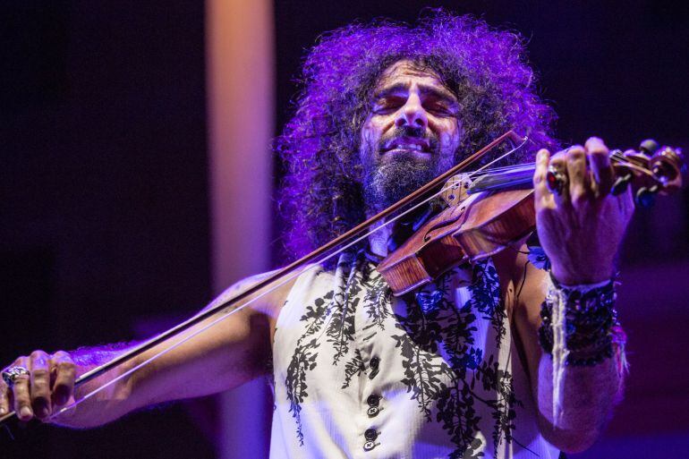 Ara Malikian durante su actuación en el Festival Jardines de Pedralbes, el pasado 30 de junio.