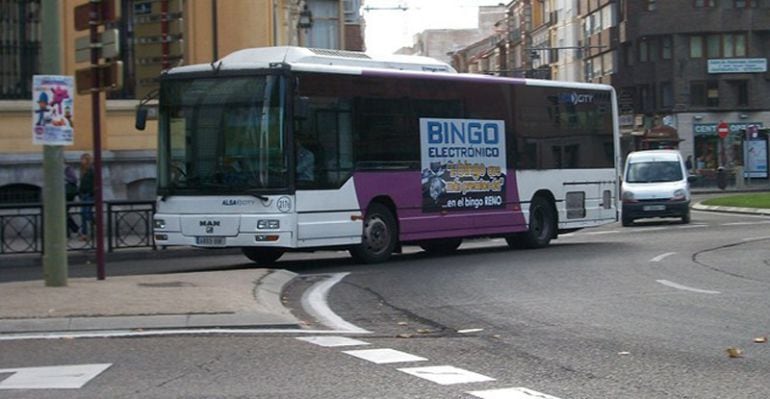 Uno de los autobuses de PALBUS circulando por las calles de la ciudad.