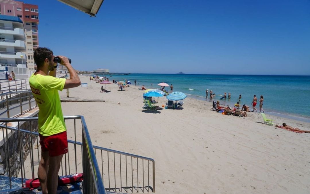 Un socorrista, en una playa de La Manga