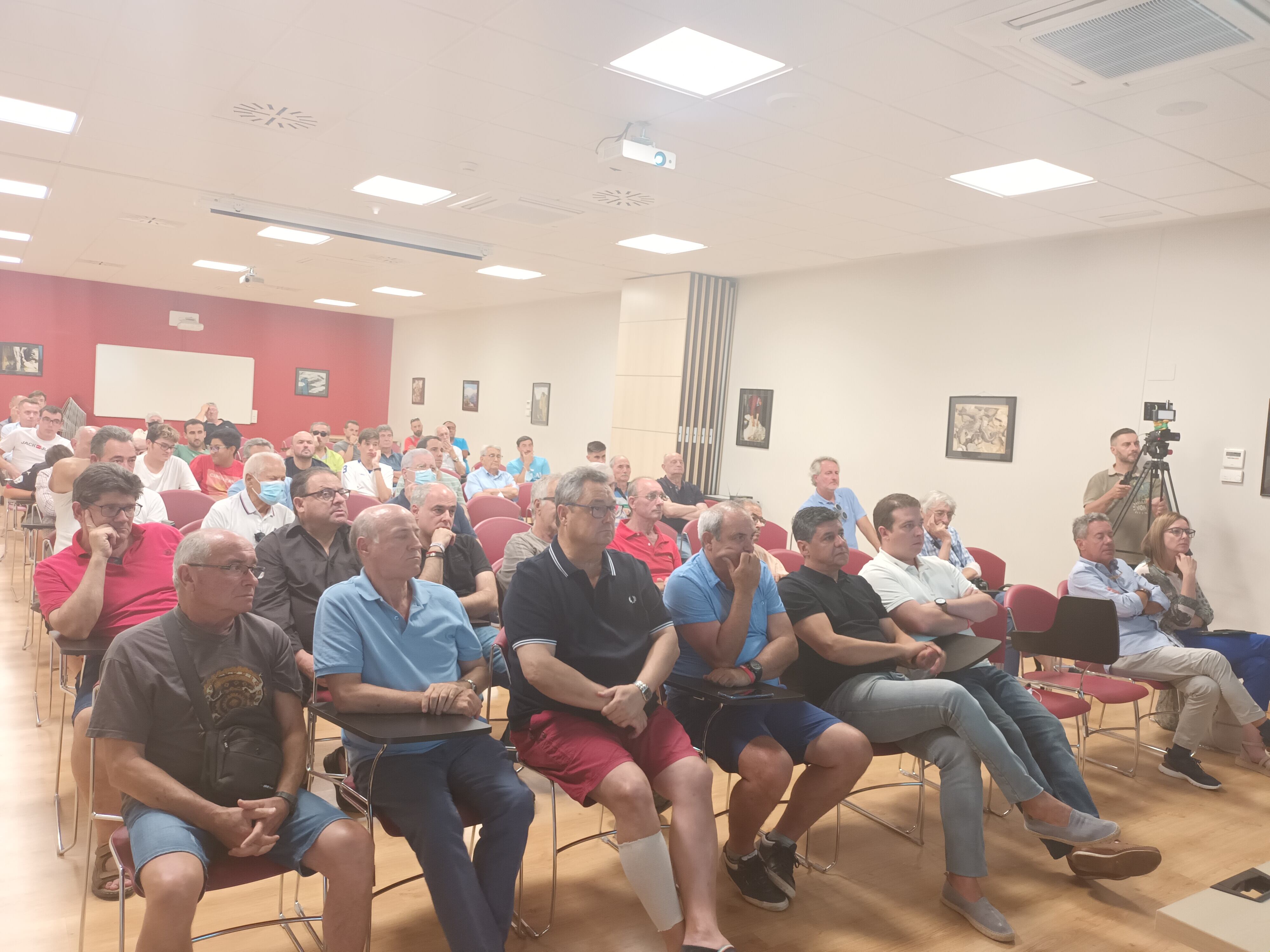 La asamblea contaba con una alta asistencia.