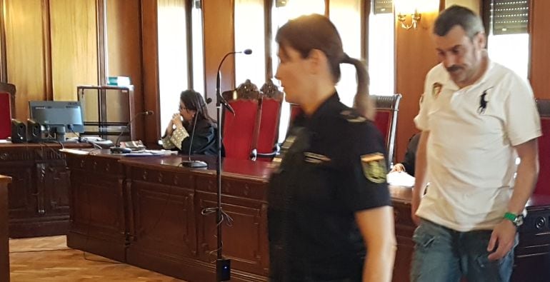 El acusado abandona la sala tras conocer el veredicto de jurado