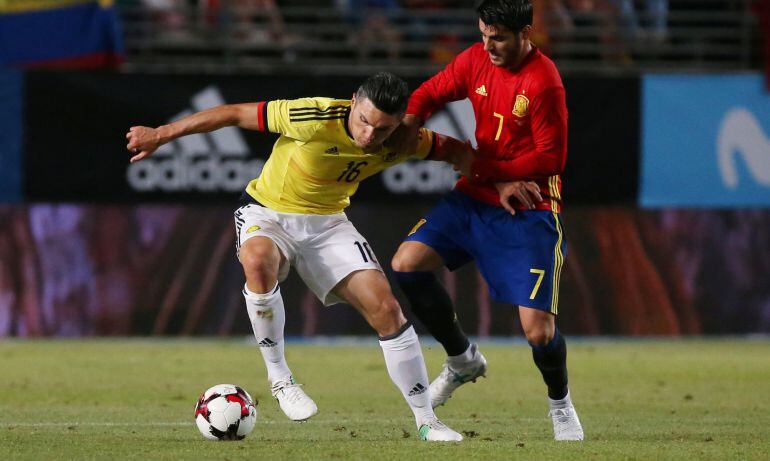 Álvaro Morata pelea un balón con Dani Torres.