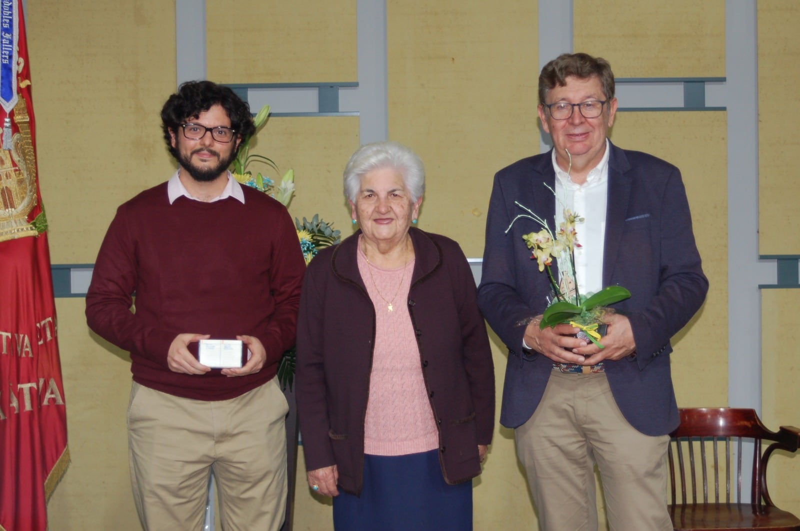 Paco Perales, Ceciliano Mayor, junto al presidente de La Vella, Jose Vicente Mascarell, y la presidenta de la Agrupación Santa Cecilia, Isabel Vercher