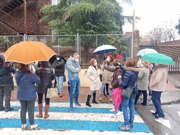 Familiares en las inmediaciones de la residencia