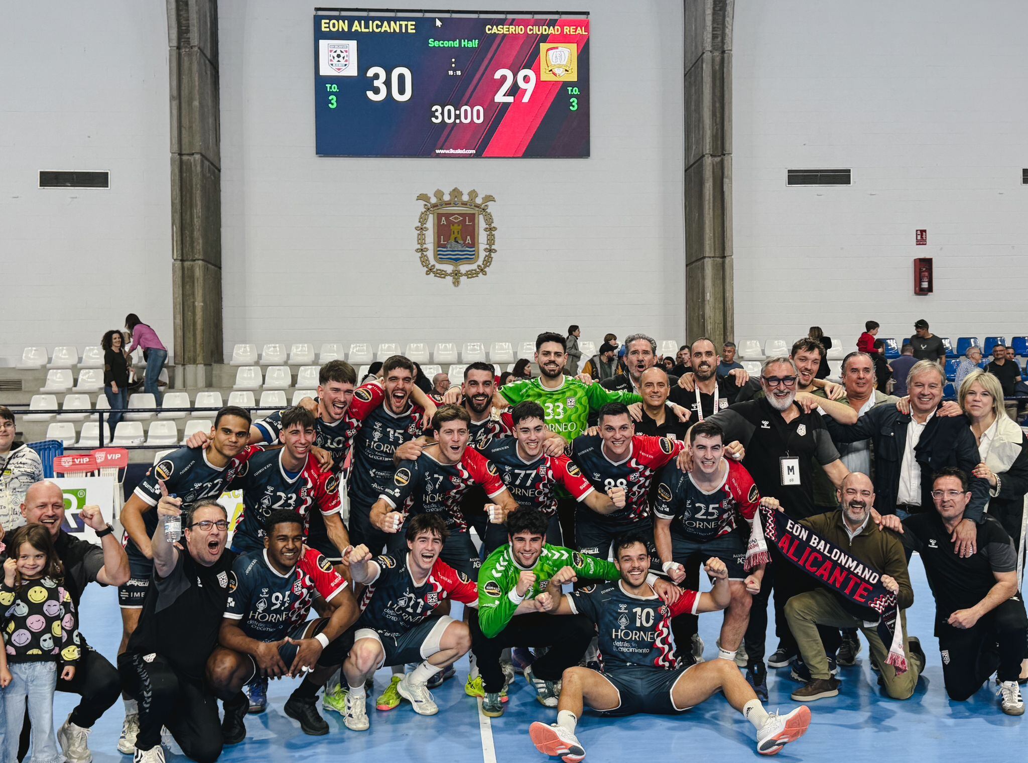 La plantilla de Horneo celebra su victoria frente a Energy Caserio, en el Pitiu Rochel