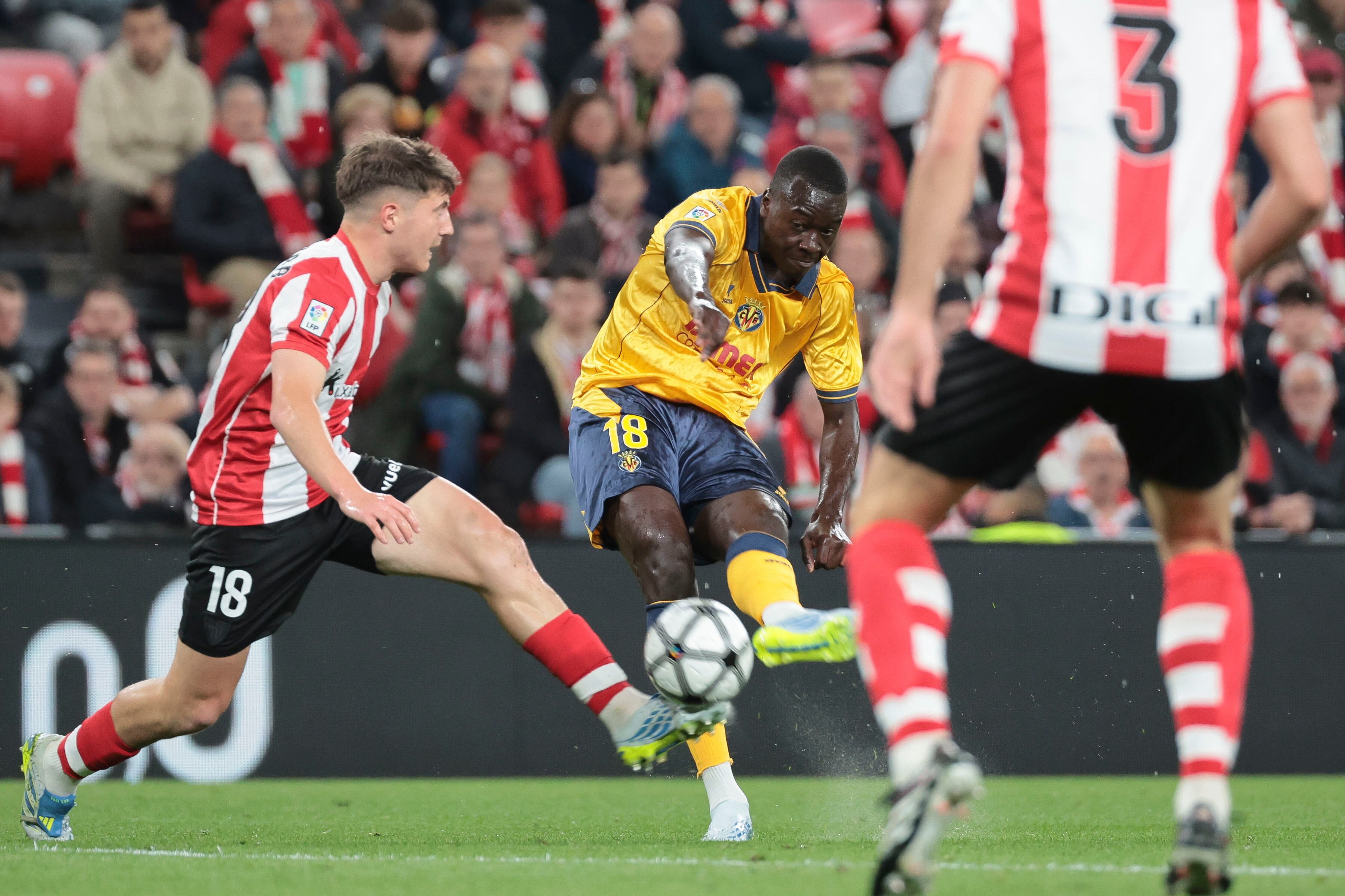 BILBAO, 12/04/2026.-El jugador del Athletic Club de Bilbao Mikel Jauregizar y el jugador del Villarreal Pape Alassane Gueye, durante el partido de la jornada 31 de LaLiga EA Sports entre el Athletic Club de Bilbao y el Villarreal CF, este domingo en el estadio de San Mamés.- EFE/ Luis Tejido