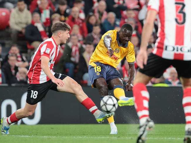 BILBAO, 12/04/2026.-El jugador del Athletic Club de Bilbao Mikel Jauregizar y el jugador del Villarreal Pape Alassane Gueye, durante el partido de la jornada 31 de LaLiga EA Sports entre el Athletic Club de Bilbao y el Villarreal CF, este domingo en el estadio de San Mamés.- EFE/ Luis Tejido