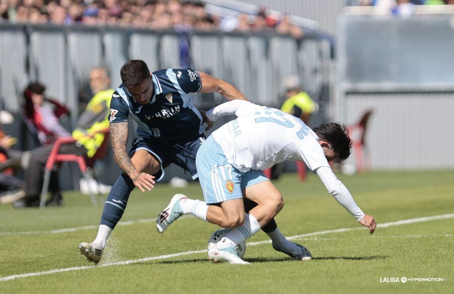 Sebas Moyano pugna por un balón