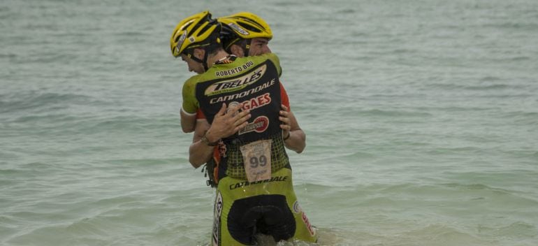 Tras varios días de un infatigable esfuerzo, los finishers se echaron a las aguas critalinas de Cuba