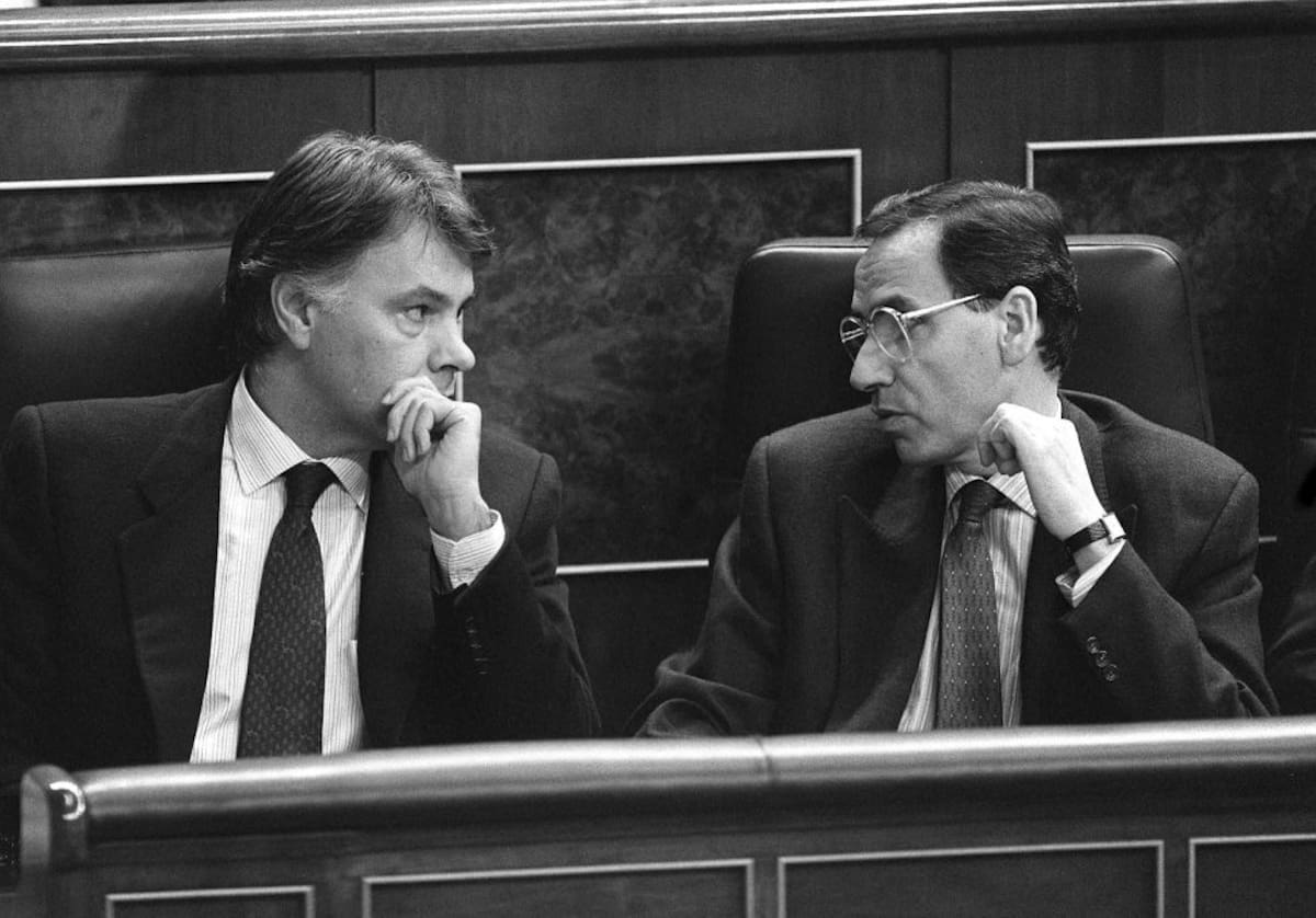 Madrid, 01-02-90.-El exvicepresidente Alfonso Guerra y el expresidente Felipe González, cambian impresiones en sus escaños del banco azul, antes de la comparecencia de Alfonso Guerra ante la Cámara Baja, para explicar la utilización que su hermano Juan hi