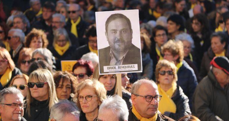 Cartel con el rostro de Junqueras en una concentración en Reus