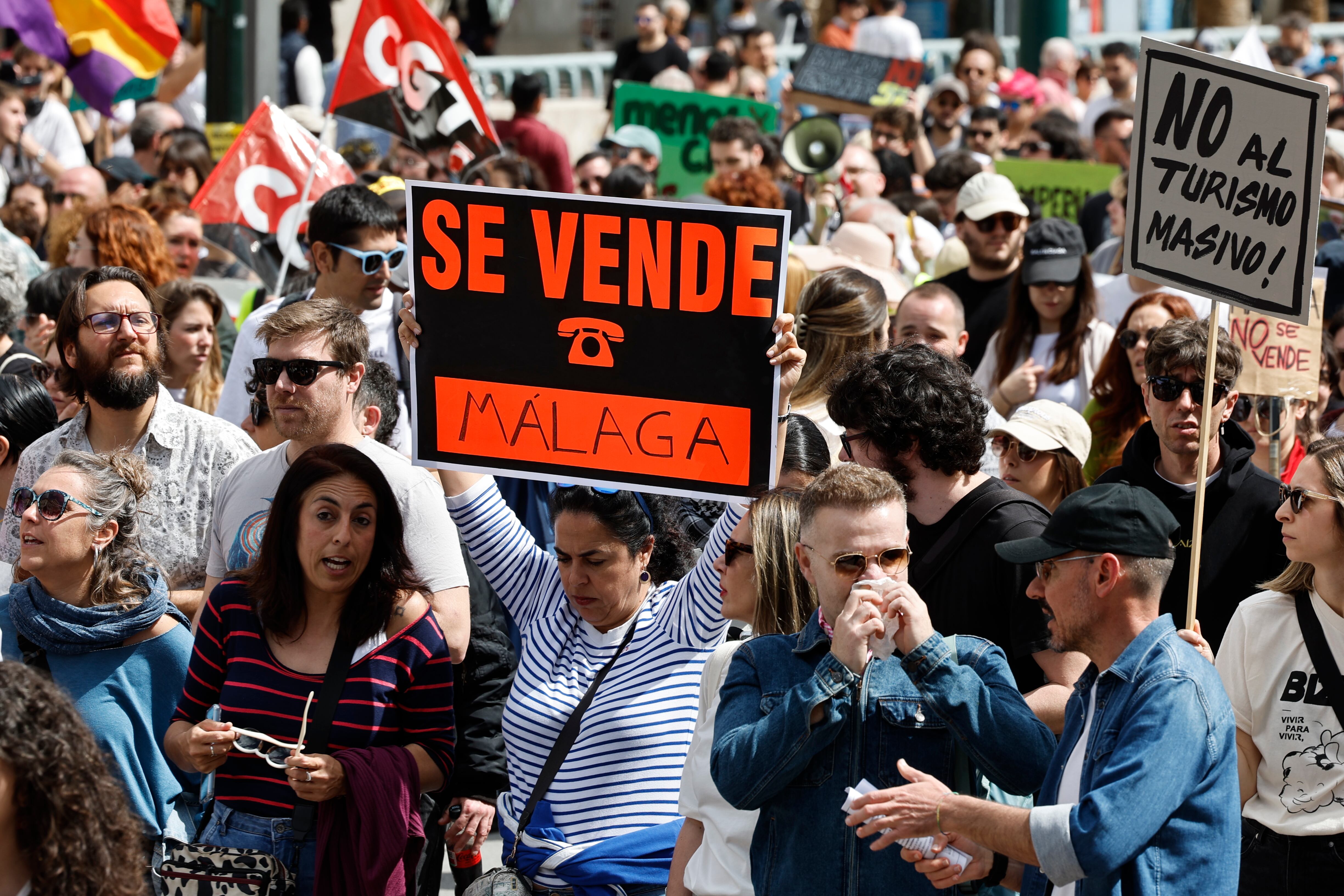 Vista de la manifestación por la vivienda en el centro de Málaga este sábado. EFE/ Jorge Zapata:
