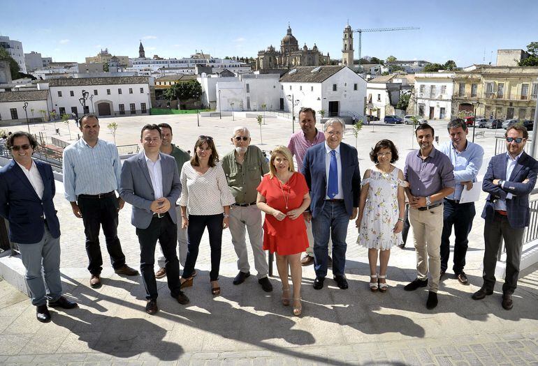 La alcaldesa de Jerez, junto a su gobierno y técnicos municipales en la remodelada plaza Belén