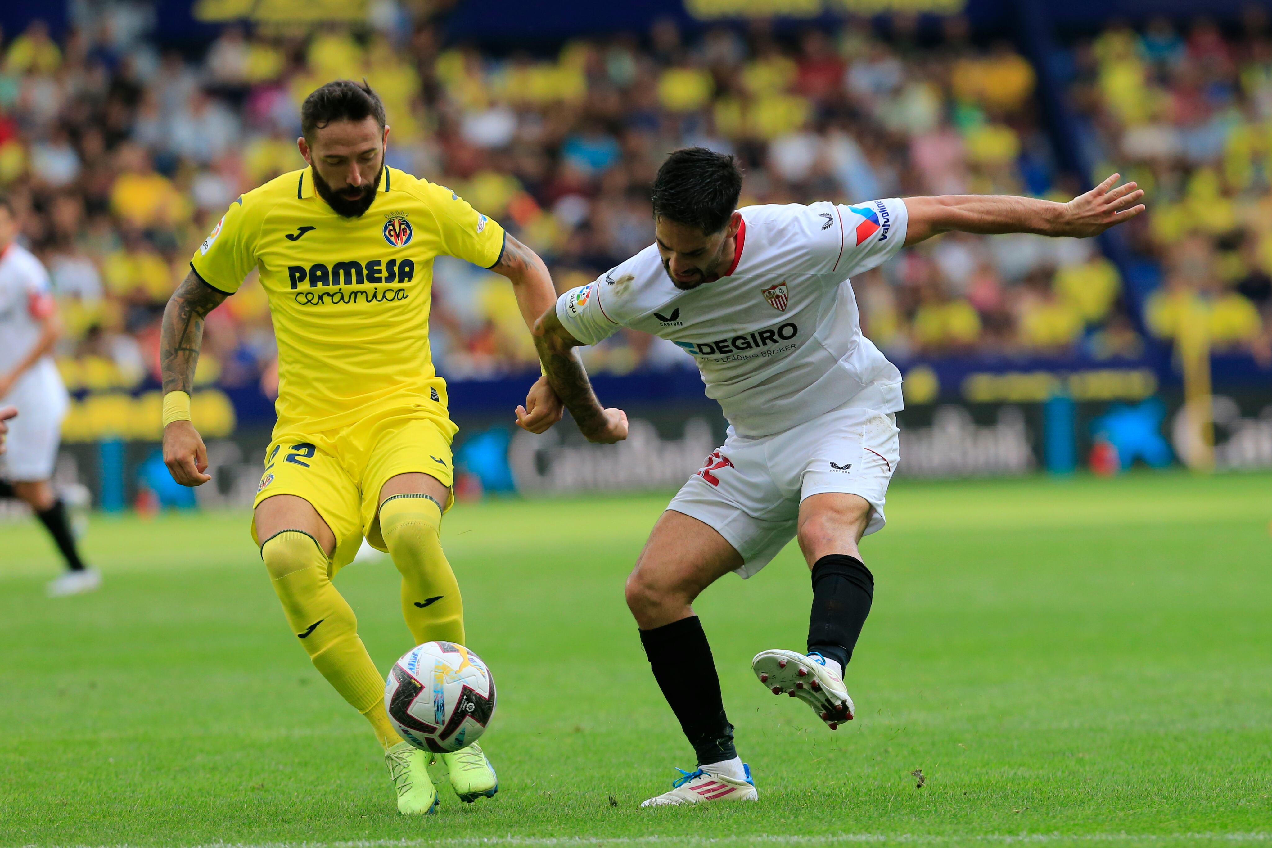 VALENCIA, 18/09/2022.-El defensa colombiano del Villarreal Johan Mojica, y el delantero del sevilla Rafael Mir, durante el partido de la jornada 6 de LaLiga Santander en el estadio Ciutat de Valencia.- EFE/Domenech Castelló