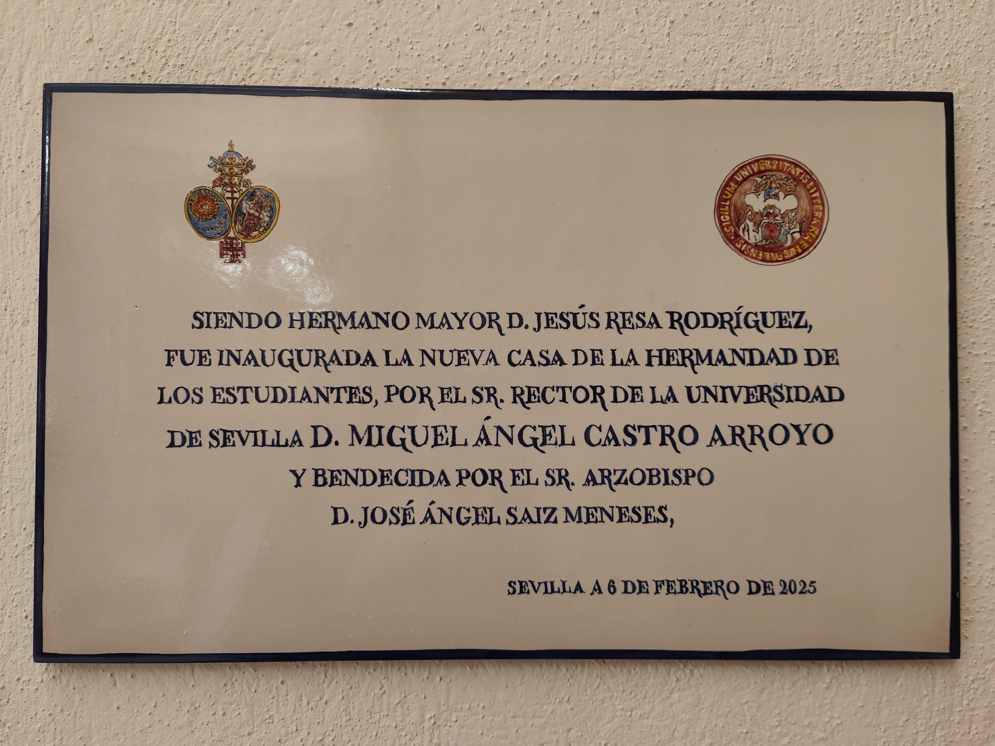 Azulejo conmemorativo de la inauguración de la nueva casa de hermandad de Los Estudiantes