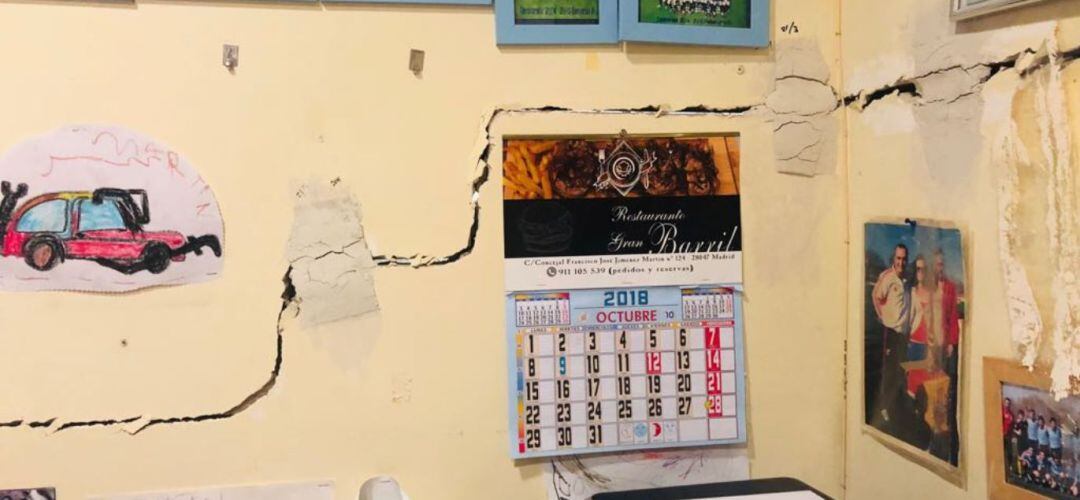 Las grietas en el interior de la oficina