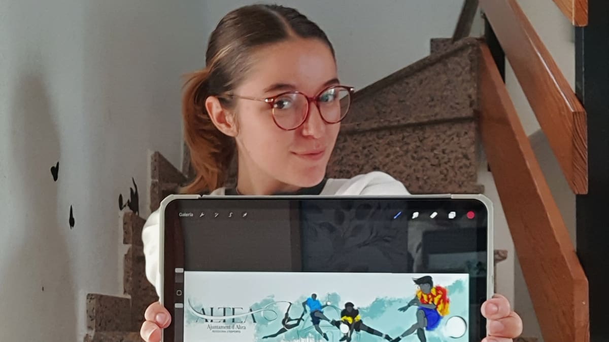Aida Mira, ganadora del concurso de diseño del autobús deportivo de Altea, explica el origen de su propuesta y la emoción de ver su trabajo en gran formato