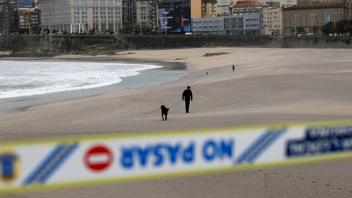 Fuerte temporal en A Coruña: cerradas playas y parques por viento, lluvia y olas de hasta 5 metros