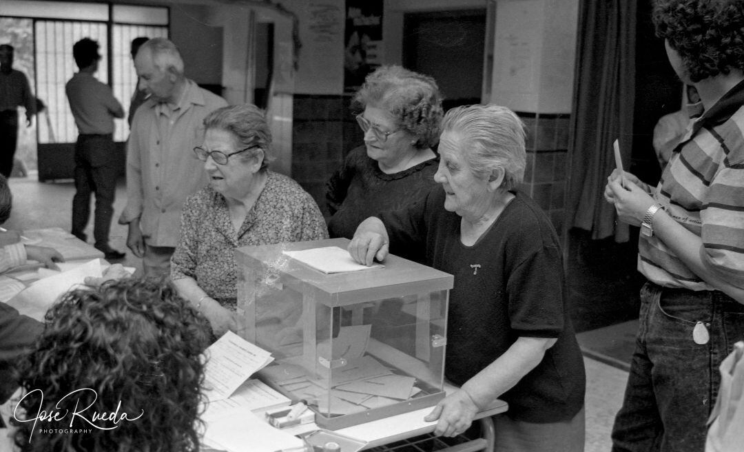 Instantánea de una de las primeras elecciones en Puertollano ( imagen disponible en web puertollano.es)