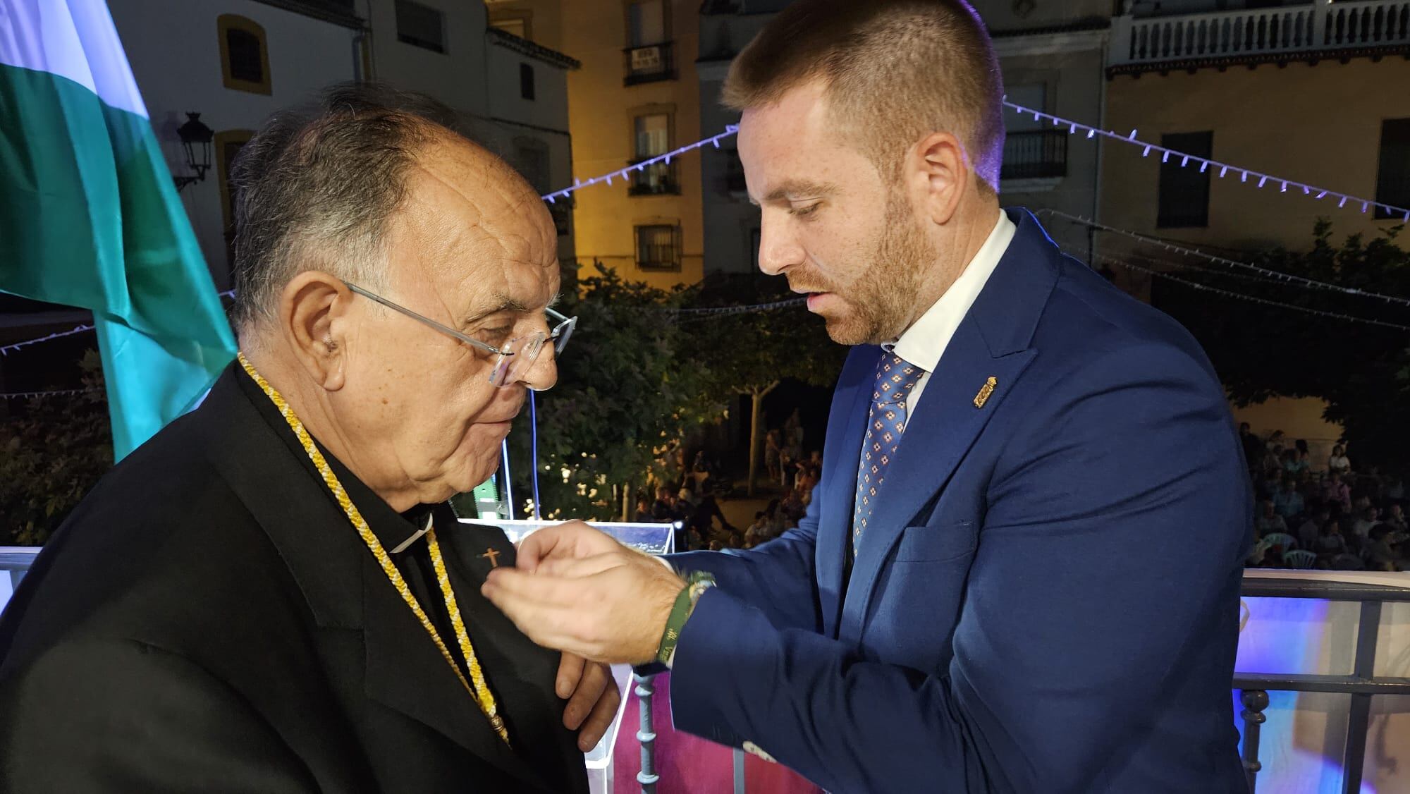 El alcalde de Bedmar-Garcíez, impone el escudo de la Villa al pregonero.