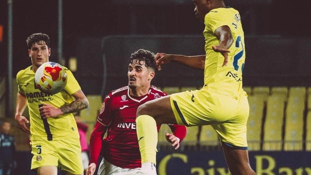 Jorge Mier, jugador del Real Murcia, lucha un balón contra el Villarreal B.