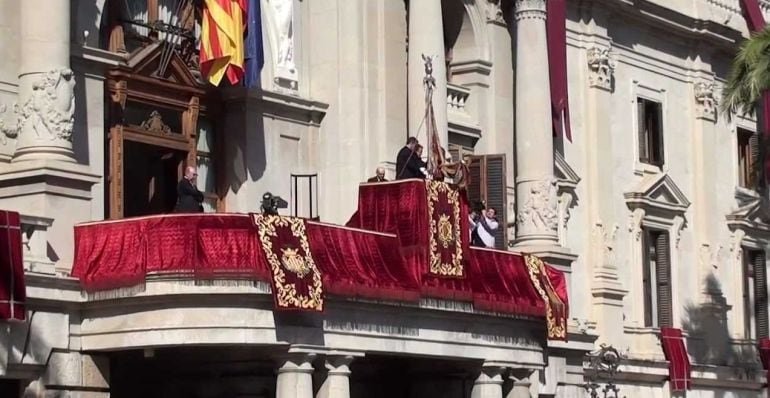 Bajada de la Real Senyera del balcón del Ayuntamiento de Valencia para la procesión cívica del 9 d&#039;octubre