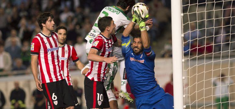 GRA472. CÓRDOBA, 24/04/2015.- El portero del Athletic Gorka Iraizoz (d) para el balón ante el defensa del Córdoba, José Ángel Crespo (arriba) durante el partido de la trigésimo tercera jornada de Liga que disputan en el estadio El Arcángel de Córdoba. EFE/Rafa Alcaide