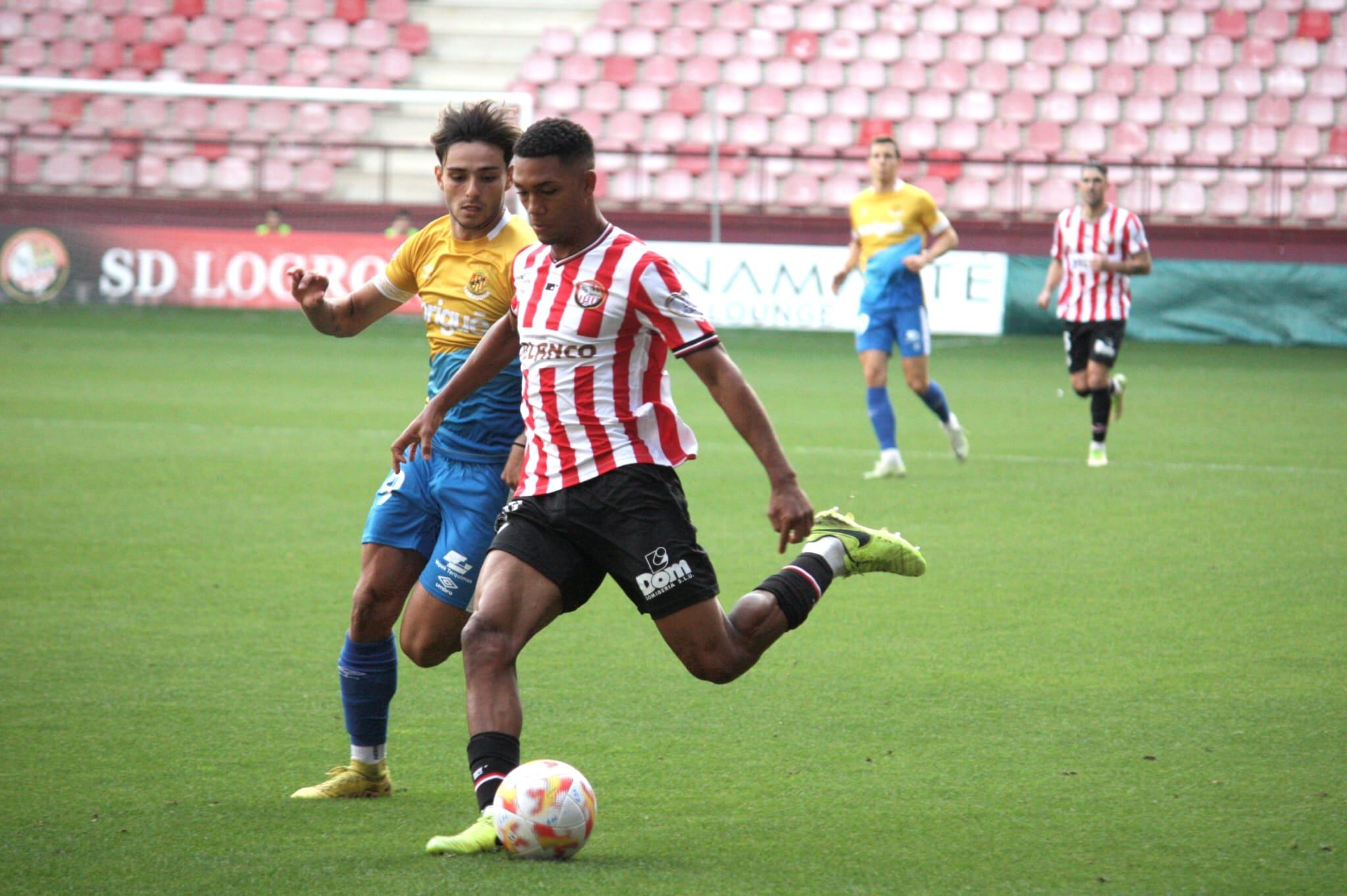 Manny Rodríguez conduce la pelota durante el encuentro de la primera vuelta / SD Logroñés